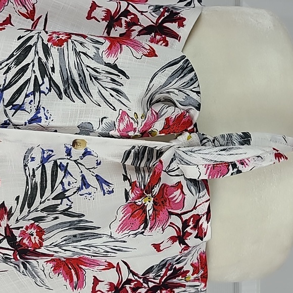 April Kiss Cropped Tie Front Blouse - Picture 3 of 10